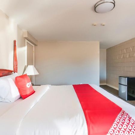 Oyo Hotel Malden Ma Broadway Dış mekan fotoğraf