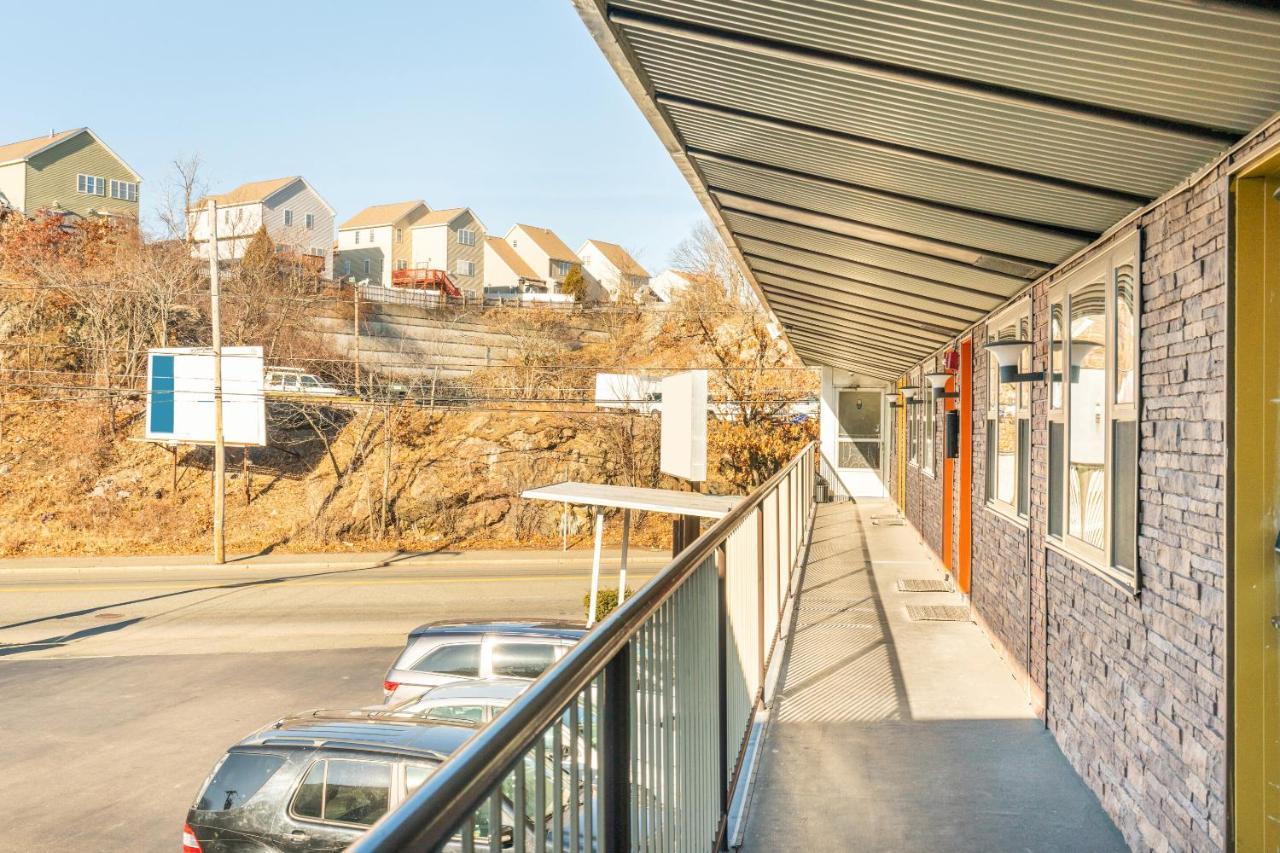 Oyo Hotel Malden Ma Broadway Dış mekan fotoğraf