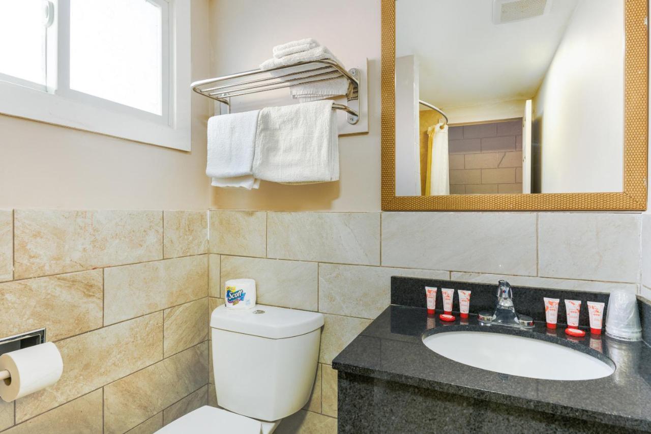 Oyo Hotel Malden Ma Broadway Dış mekan fotoğraf