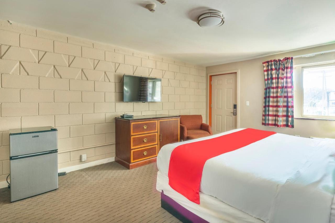 Oyo Hotel Malden Ma Broadway Dış mekan fotoğraf