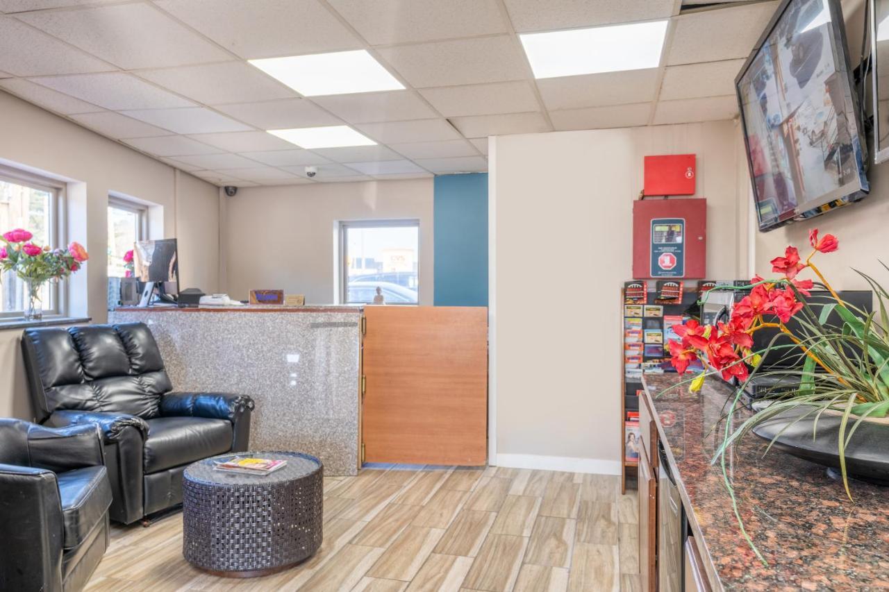 Oyo Hotel Malden Ma Broadway Dış mekan fotoğraf