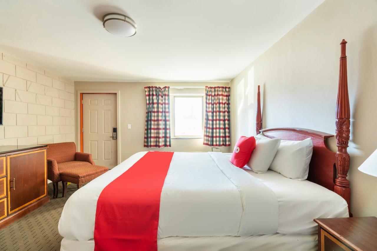 Oyo Hotel Malden Ma Broadway Dış mekan fotoğraf