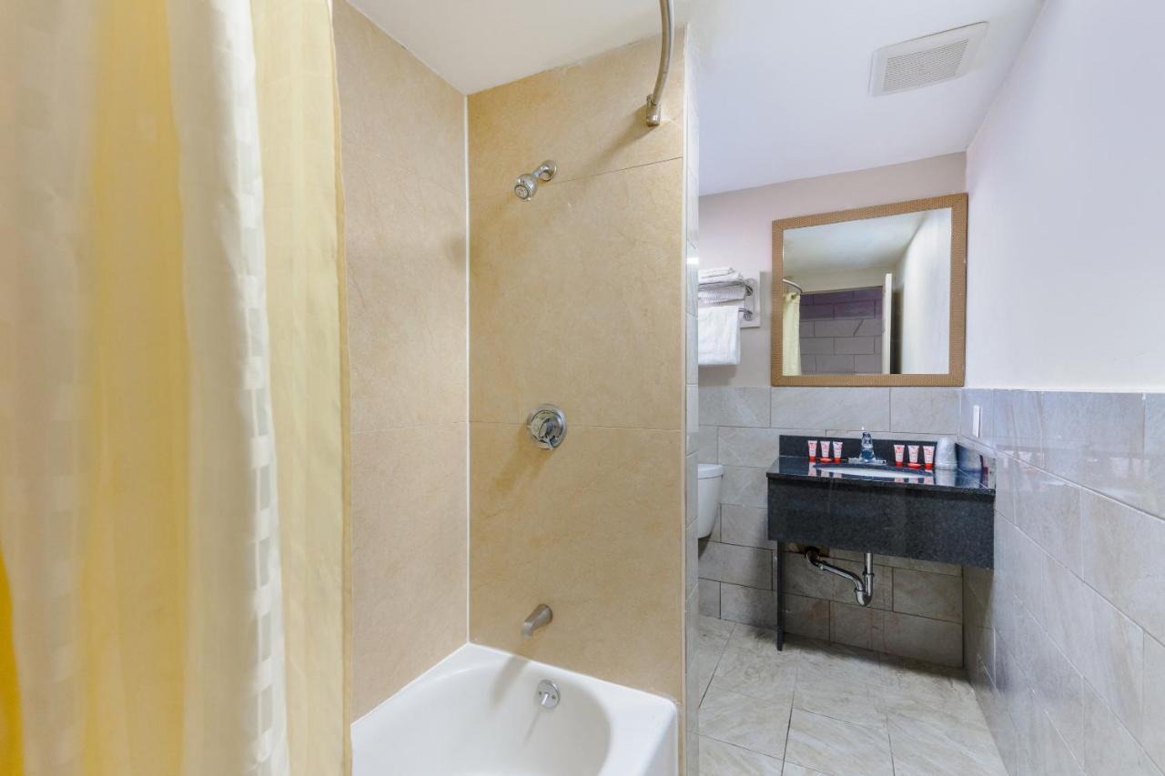 Oyo Hotel Malden Ma Broadway Dış mekan fotoğraf