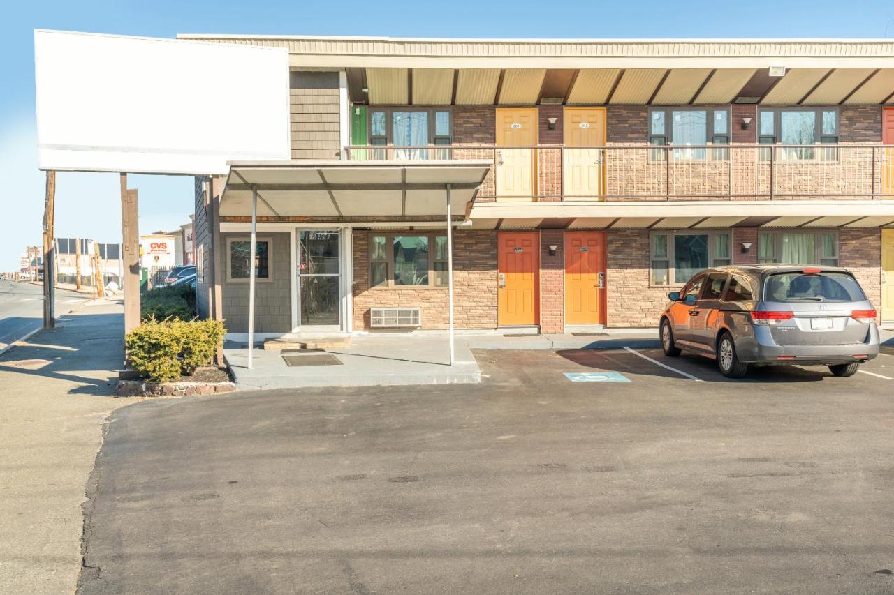 Oyo Hotel Malden Ma Broadway Dış mekan fotoğraf