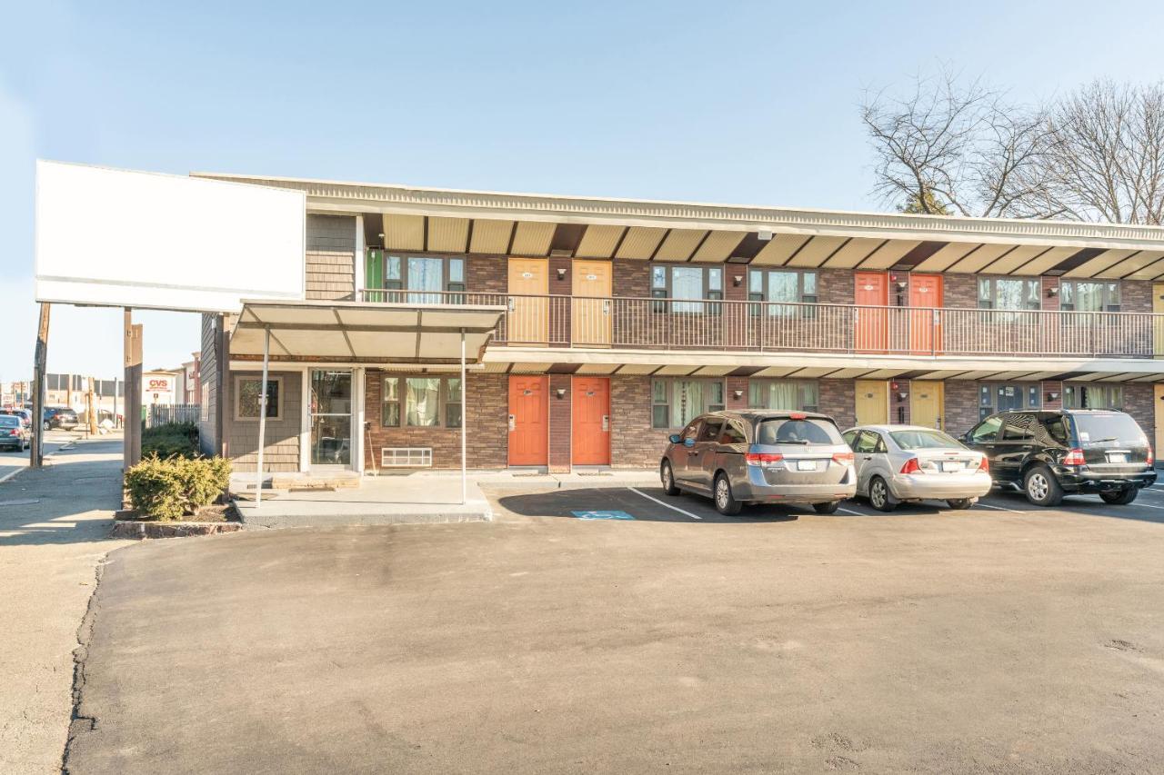 Oyo Hotel Malden Ma Broadway Dış mekan fotoğraf
