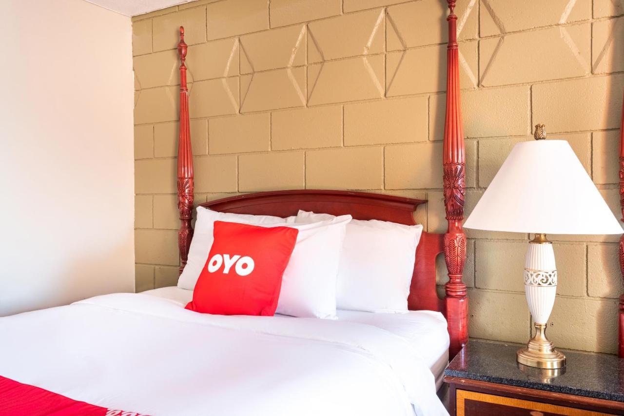 Oyo Hotel Malden Ma Broadway Dış mekan fotoğraf