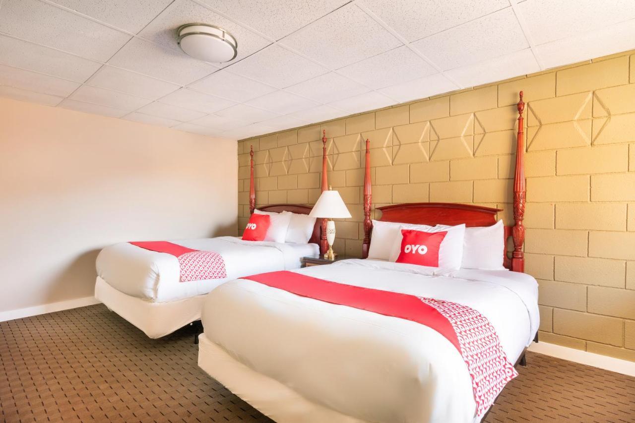 Oyo Hotel Malden Ma Broadway Dış mekan fotoğraf