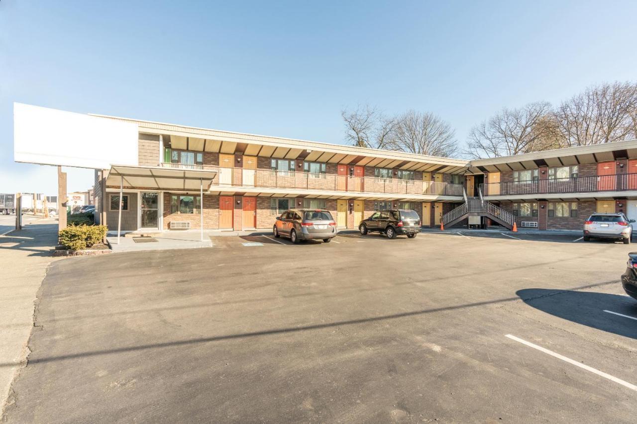 Oyo Hotel Malden Ma Broadway Dış mekan fotoğraf