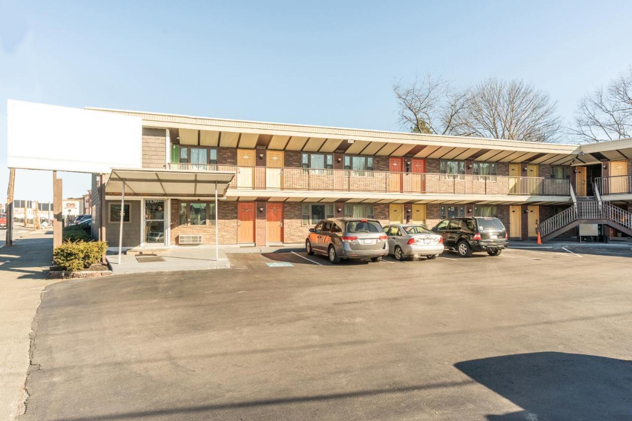Oyo Hotel Malden Ma Broadway Dış mekan fotoğraf