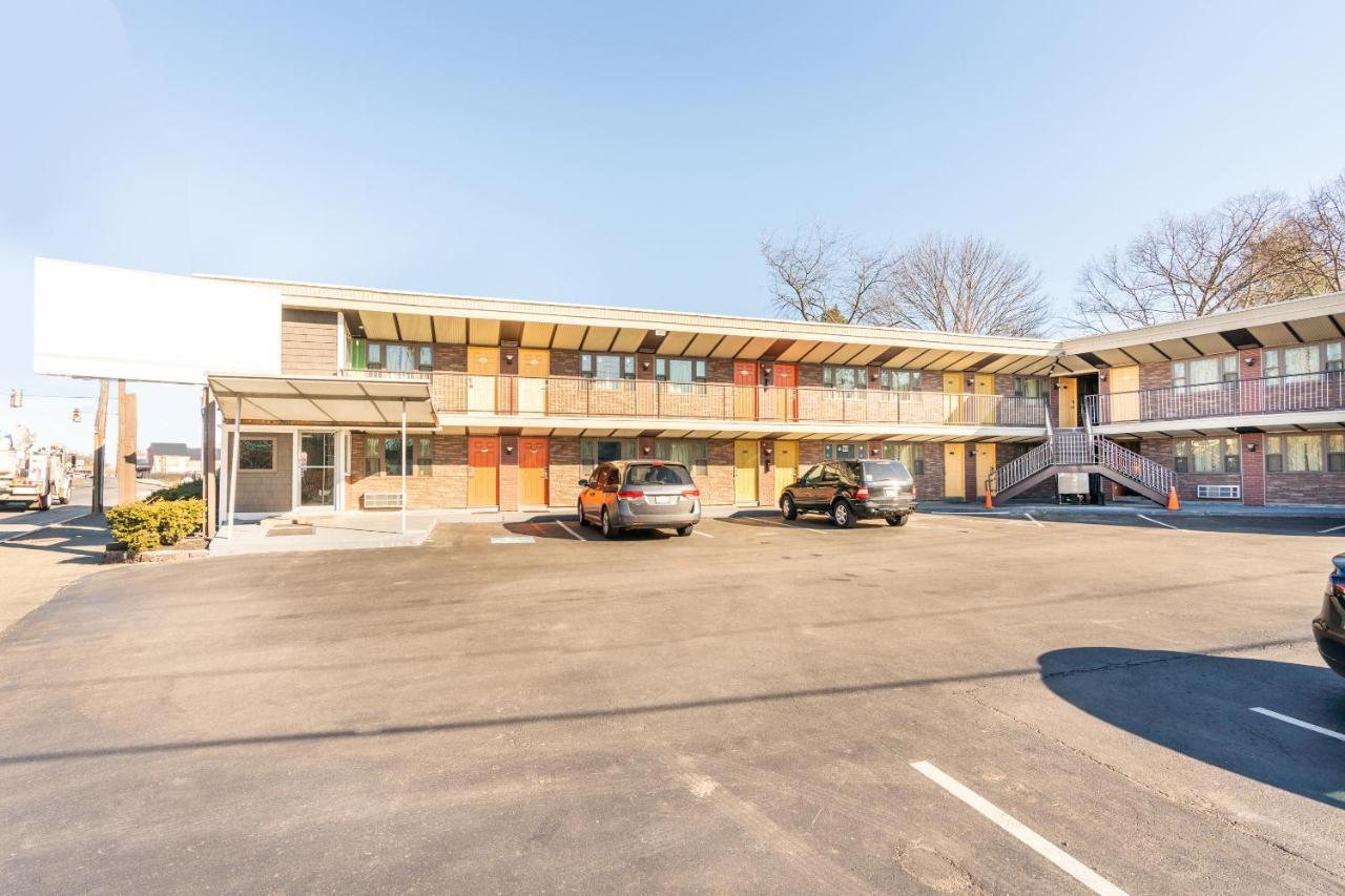 Oyo Hotel Malden Ma Broadway Dış mekan fotoğraf
